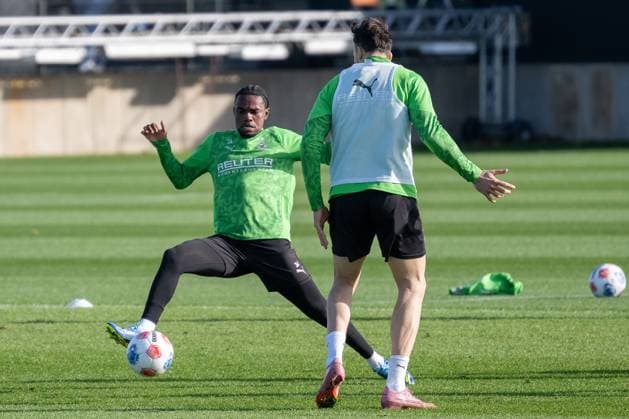 04.11.2025, Fussball: 1. Bundesliga, Saison 2025 2026, öffentliches Training, Borussia Moenchengladbach auf dem Trainingsgelände am Borussia Park. Zweikampf zwischen Charles Herrmann (Borussia Moenchengladbach, 34) und Haris Tabakovic (Borussia Moenchengladbach, 15). Foto: Kirchner-Media Thomas Haesler Copyright: xKirchner-Media ThomasxHaeslerx