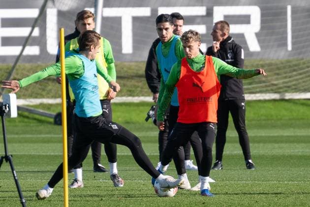 04.11.2025, Fussball: 1. Bundesliga, Saison 2025 2026, öffentliches Training, Borussia Moenchengladbach auf dem Trainingsgelände am Borussia Park. Zweikampf zwischen Florian Neuhaus (Borussia Moenchengladbach, 10) und Robin Hack (Borussia Moenchengladbach, 25). Foto: Kirchner-Media Thomas Haesler Copyright: xKirchner-Media ThomasxHaeslerx