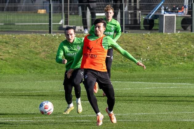 04.11.2025, Fussball: 1. Bundesliga, Saison 2025 2026, öffentliches Training, Borussia Moenchengladbach auf dem Trainingsgelände am Borussia Park. Zweikampf zwischen Rocco Reitz (Borussia Monechengladbach, 27) und Jens Castrop (Borussia Moenchengladbach, 17). Foto: Kirchner-Media Thomas Haesler Copyright: xKirchner-Media ThomasxHaeslerx