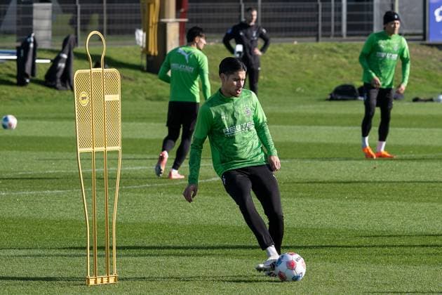 04.11.2025, Fussball: 1. Bundesliga, Saison 2025 2026, öffentliches Training, Borussia Moenchengladbach auf dem Trainingsgelände am Borussia Park. Kevin Diks (Borussia Moenchengladbach, 04) bei Passuebungen. Foto: Kirchner-Media Thomas Haesler Copyright: xKirchner-Media ThomasxHaeslerx