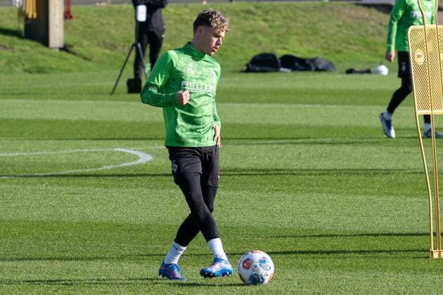 04.11.2025, Fussball: 1. Bundesliga, Saison 2025 2026, öffentliches Training, Borussia Moenchengladbach auf dem Trainingsgelände am Borussia Park. Robin Hack (Borussia Moenchengladbach, 25) bei Passuebungen. Foto: Kirchner-Media Thomas Haesler Copyright: xKirchner-Media ThomasxHaeslerx