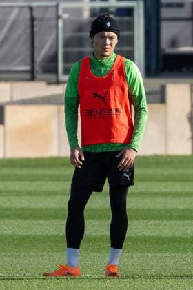 04.11.2025, Fussball: 1. Bundesliga, Saison 2025 2026, öffentliches Training, Borussia Moenchengladbach auf dem Trainingsgelände am Borussia Park. Shuto Machino (Borussia Moenchengladbach, 18) kurz vor der Uebung. Foto: Kirchner-Media Thomas Haesler Copyright: xKirchner-Media ThomasxHaeslerx