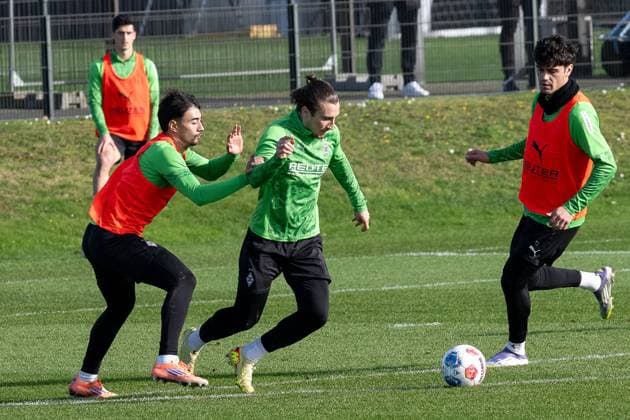 04.11.2025, Fussball: 1. Bundesliga, Saison 2025 2026, öffentliches Training, Borussia Moenchengladbach auf dem Trainingsgelände am Borussia Park. Zweikampf zwischen Jens Castrop (Borussia Moenchengladbach, 17) und Rocco Reitz (Borussia Monechengladbach, 27). Daneben Giovanni Reyna (Borussia Moenchengladbach, 13). Foto: Kirchner-Media Thomas Haesler Copyright: xKirchner-Media ThomasxHaeslerx