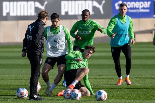 04.11.2025, Fussball: 1. Bundesliga, Saison 2025 2026, öffentliches Training, Borussia Moenchengladbach auf dem Trainingsgelände am Borussia Park. Zweikampf zwischen Grant Leon Ranos (Borussia Moenchengladbach, 28) und Philipp Sander (Borussia Moenchengladbach, 16). Dahinter Charles Herrmann (Borussia Moenchengladbach, 34) und Yannik Engelhardt (Borussia Moenchengladbach, 06). Foto: Kirchner-Media Thomas Haesler Copyright: xKirchner-Media ThomasxHaeslerx