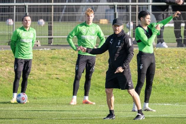 04.11.2025, Fussball: 1. Bundesliga, Saison 2025 2026, öffentliches Training, Borussia Moenchengladbach auf dem Trainingsgelände am Borussia Park. Eugen Polanski (Borussia Moenchengladbach, Trainer) erklaert den Ablauf der Uebung. Dahinter Rocco Reitz (Borussia Monechengladbach, 27), Niklas Swider (Borussia Moenchengladbach, 39) und Kevin Diks (Borussia Moenchengladbach, 04). Foto: Kirchner-Media Thomas Haesler Copyright: xKirchner-Media ThomasxHaeslerx