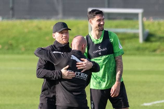 04.11.2025, Fussball: 1. Bundesliga, Saison 2025 2026, öffentliches Training, Borussia Moenchengladbach auf dem Trainingsgelände am Borussia Park. Eugen Polanski (Borussia Moenchengladbach, Trainer) begruesst Philipp Schmidt (Borussia Moenchengladbach, Athletiktrainer) und Tim Kleindienst (Borussia Moenchengladbach, 11). Foto: Kirchner-Media Thomas Haesler Copyright: xKirchner-Media ThomasxHaeslerx
