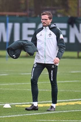 GER, 1.FBL, Werder Bremen Training 04.11.2025, Trainingsgelaende am WESERSTADION - Platz 4 5, Bremen, GER, 1.FBL, Werder Bremen Training Günther Guenther Stoxreiter (Athletik-Trainer Werder Bremen);