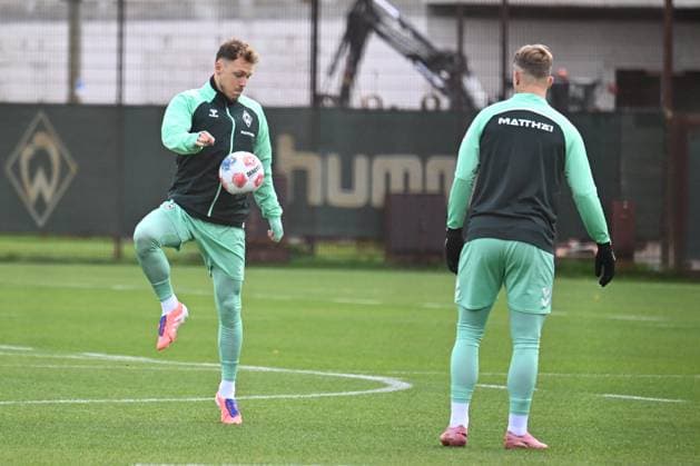 GER, 1.FBL, Werder Bremen Training 04.11.2025, Trainingsgelaende am WESERSTADION - Platz 4 5, Bremen, GER, 1.FBL, Werder Bremen Training Senne Lynen (Werder Bremen 14 ); Ballannahme