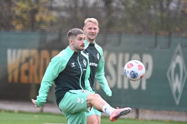 GER, 1.FBL, Werder Bremen Training 04.11.2025, Trainingsgelaende am WESERSTADION - Platz 4 5, Bremen, GER, 1.FBL, Werder Bremen Training Romano Schmid (Werder Bremen 20); Marco Gruell Grüll (Werder Bremen 17);
