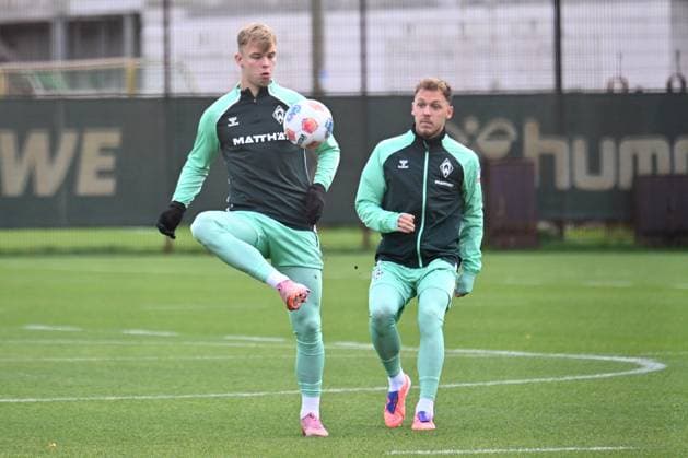 GER, 1.FBL, Werder Bremen Training 04.11.2025, Trainingsgelaende am WESERSTADION - Platz 4 5, Bremen, GER, 1.FBL, Werder Bremen Training Keke Topp Topp(Werder Bremen 9) Senne Lynen Lynen(Werder Bremen 14)