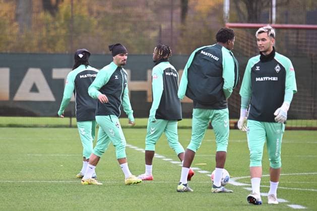 GER, 1.FBL, Werder Bremen Training 04.11.2025, Trainingsgelaende am WESERSTADION - Platz 4 5, Bremen, GER, 1.FBL, Werder Bremen Training Mio Backhaus Backhaus(Werder Bremen 30) Puertas Cameron (Werder Bremen 18; Schmidt Isaac (Werder Bremen 23);