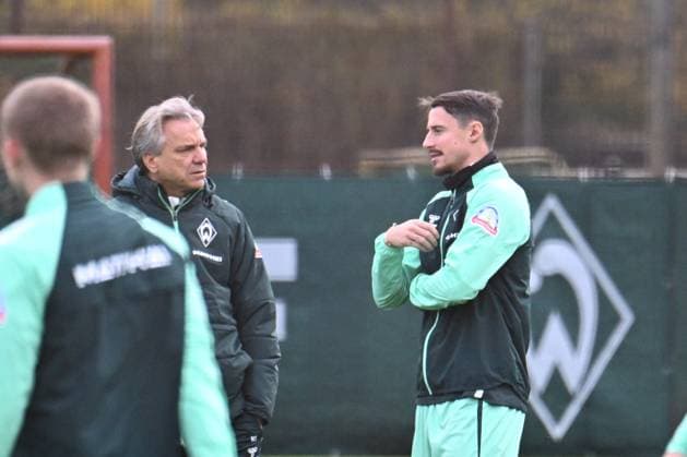 GER, 1.FBL, Werder Bremen Training 04.11.2025, Trainingsgelaende am WESERSTADION - Platz 4 5, Bremen, GER, 1.FBL, Werder Bremen Training Ole Werner (SV Werder Bremen Trainer); Marco Friedl (Werder Bremen 32 Kapitaen);