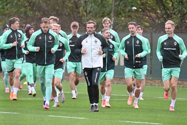 GER, 1.FBL, Werder Bremen Training 04.11.2025, Trainingsgelaende am WESERSTADION - Platz 4 5, Bremen, GER, 1.FBL, Werder Bremen Training Günther Guenther Stoxreiter (Athletik-Trainer Werder Bremen); Senne Lynen (Werder Bremen 14 ); Romano Schmid (Werder Bremen 20); Marco Friedl (Werder Bremen 32 Kapitaen); Amos Pieper (Werder Bremen 05); Jens Stage (Werder Bremen 06); Laufeinheit Fitness aufwaermprogramm,