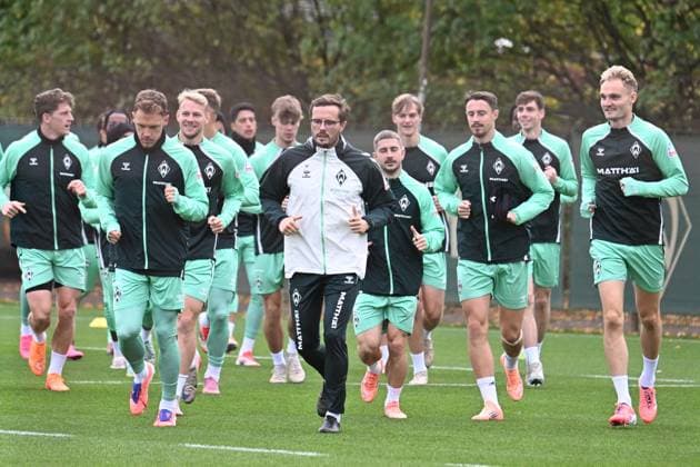 GER, 1.FBL, Werder Bremen Training 04.11.2025, Trainingsgelaende am WESERSTADION - Platz 4 5, Bremen, GER, 1.FBL, Werder Bremen Training Günther Guenther Stoxreiter (Athletik-Trainer Werder Bremen); Senne Lynen (Werder Bremen 14 ); Romano Schmid (Werder Bremen 20); Marco Friedl (Werder Bremen 32 Kapitaen); Amos Pieper (Werder Bremen 05); Jens Stage (Werder Bremen 06); Laufeinheit Fitness aufwaermprogramm, *** GER, 1 FBL, Werder Bremen Training 04 11 2025, Trainingsgelaende am WESERSTADION Platz 4 5, Bremen, GER, 1 FBL, Werder Bremen Training Günther Guenther Stoxreiter Athletik Trainer Werder Bremen Senne Lynen Werder Bremen 14 Romano Schmid Werder Bremen 20 Marco Friedl Werder Bremen 32 Kapitaen Amos Pieper Werder Bremen 05 Jens Stage Werder Bremen 06 Laufeinheit Fitness aufwaermprogramm, nordphotoxGmbHxx xKokenge nph00001