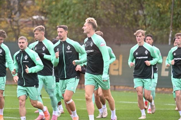 GER, 1.FBL, Werder Bremen Training 04.11.2025, Trainingsgelaende am WESERSTADION - Platz 4 5, Bremen, GER, 1.FBL, Werder Bremen Training Romano Schmid (Werder Bremen 20); Marco Friedl (Werder Bremen 32 Kapitaen); Amos Pieper (Werder Bremen 05); Jens Stage (Werder Bremen 06); Laufeinheit Fitness aufwaermprogramm,
