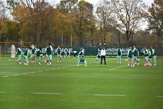 GER, 1.FBL, Werder Bremen Training 04.11.2025, Trainingsgelaende am WESERSTADION - Platz 4 5, Bremen, GER, 1.FBL, Werder Bremen Training Romano Schmid (Werder Bremen 20); Marco Friedl (Werder Bremen 32 Kapitaen); Amos Pieper (Werder Bremen 05); Jens Stage (Werder Bremen 06); Laufeinheit Fitness aufwaermprogramm,