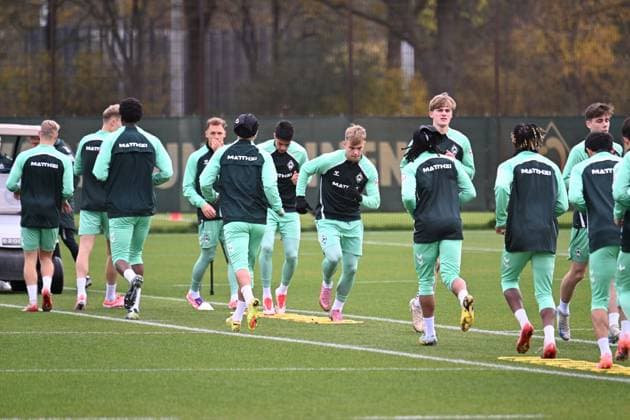 GER, 1.FBL, Werder Bremen Training 04.11.2025, Trainingsgelaende am WESERSTADION - Platz 4 5, Bremen, GER, 1.FBL, Werder Bremen Training Topp Keke (WerderË½BremenË½ 09); Julian Malatini (WerderË½Bremen 22); Senne Lynen (Werder Bremen 14 );