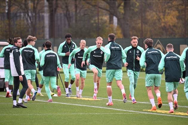 GER, 1.FBL, Werder Bremen Training 04.11.2025, Trainingsgelaende am WESERSTADION - Platz 4 5, Bremen, GER, 1.FBL, Werder Bremen Training Senne Lynen (Werder Bremen 14 ); Amos Pieper (Werder Bremen 05); Marco Gruell Grüll (Werder Bremen 17); Skelly Alvero (Werder Bremen 28);