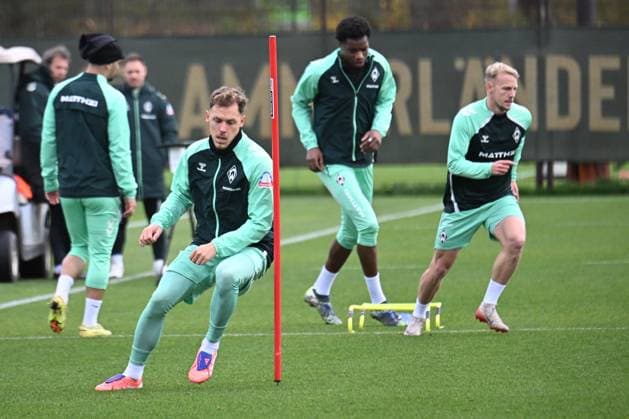GER, 1.FBL, Werder Bremen Training 04.11.2025, Trainingsgelaende am WESERSTADION - Platz 4 5, Bremen, GER, 1.FBL, Werder Bremen Training Senne Lynen (Werder Bremen 14 );Skelly Alvero (Werder Bremen 28); Marco Gruell Grüll (Werder Bremen 17);