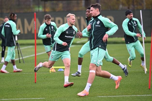 GER, 1.FBL, Werder Bremen Training 04.11.2025, Trainingsgelaende am WESERSTADION - Platz 4 5, Bremen, GER, 1.FBL, Werder Bremen Training Marco Gruell Grüll (Werder Bremen 17); Marco Friedl (Werder Bremen 32 Kapitaen); Puertas Cameron (Werder Bremen 18; Skelly Alvero (Werder Bremen 28); Jens Stage (Werder Bremen 06);
