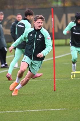 GER, 1.FBL, Werder Bremen Training 04.11.2025, Trainingsgelaende am WESERSTADION - Platz 4 5, Bremen, GER, 1.FBL, Werder Bremen Training Jens Stage (Werder Bremen 06);