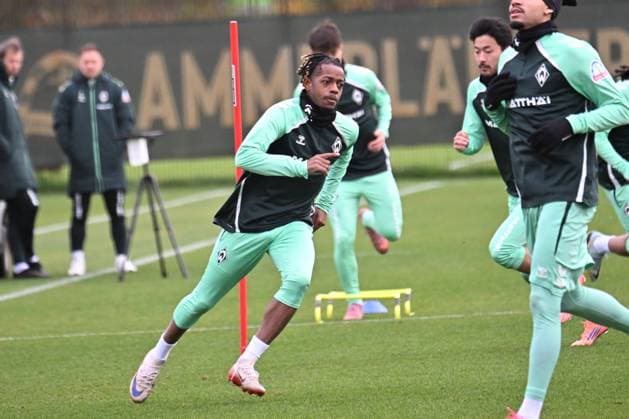 GER, 1.FBL, Werder Bremen Training 04.11.2025, Trainingsgelaende am WESERSTADION - Platz 4 5, Bremen, GER, 1.FBL, Werder Bremen Training Mbangula Samuel (SV Werder Bremen 07);