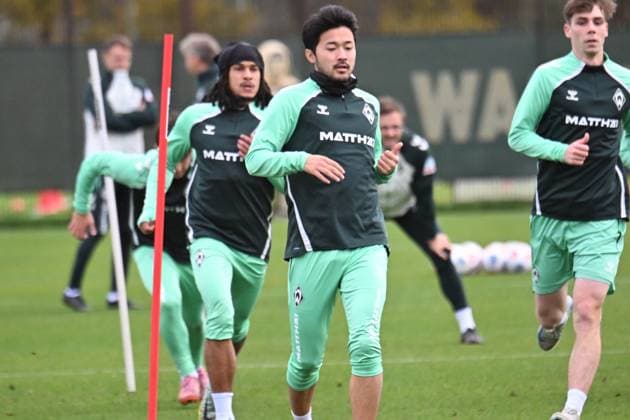 GER, 1.FBL, Werder Bremen Training 04.11.2025, Trainingsgelaende am WESERSTADION - Platz 4 5, Bremen, GER, 1.FBL, Werder Bremen Training Sugawara Yukinari (Werder Bremen 03); Mbangula Samuel (SV Werder Bremen 07);