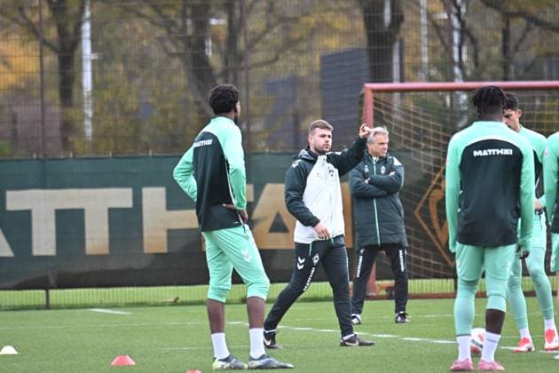 GER, 1.FBL, Werder Bremen Training 04.11.2025, Trainingsgelaende am WESERSTADION - Platz 4 5, Bremen, GER, 1.FBL, Werder Bremen Training RAPHAEL DUARTE (Co Trainer Werder Bremen) Horst Steffen (SV Werder Bremen Trainer);