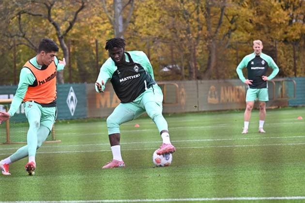 GER, 1.FBL, Werder Bremen Training 04.11.2025, Trainingsgelaende am WESERSTADION - Platz 4 5, Bremen, GER, 1.FBL, Werder Bremen Training Boniface Victor ( Werder Bremen U23); Julian Malatini (WerderË½Bremen 22);