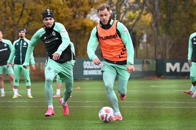 GER, 1.FBL, Werder Bremen Training 04.11.2025, Trainingsgelaende am WESERSTADION - Platz 4 5, Bremen, GER, 1.FBL, Werder Bremen Training Senne Lynen (Werder Bremen 14 ); Justin Njinmah (SV Werder Bremen 11);