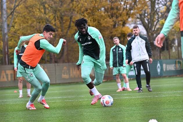 GER, 1.FBL, Werder Bremen Training 04.11.2025, Trainingsgelaende am WESERSTADION - Platz 4 5, Bremen, GER, 1.FBL, Werder Bremen Training Boniface Victor ( Werder Bremen U23); Julian Malatini (WerderË½Bremen 22);