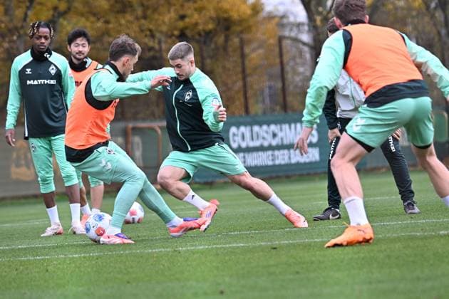GER, 1.FBL, Werder Bremen Training 04.11.2025, Trainingsgelaende am WESERSTADION - Platz 4 5, Bremen, GER, 1.FBL, Werder Bremen Training Romano Schmid (Werder Bremen 20); Einzelaktion, Ganzkörper Ganzkoerper Ball am Fuss, Senne Lynen (Werder Bremen 14 );