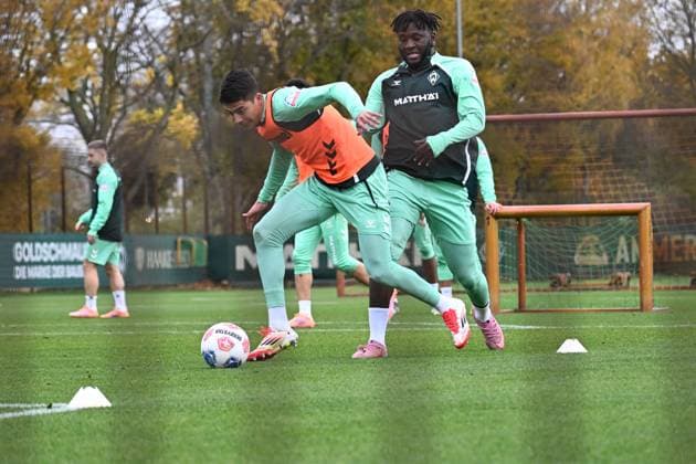 GER, 1.FBL, Werder Bremen Training 04.11.2025, Trainingsgelaende am WESERSTADION - Platz 4 5, Bremen, GER, 1.FBL, Werder Bremen Training Boniface Victor ( Werder Bremen U23); Julian Malatini (WerderË½Bremen 22);