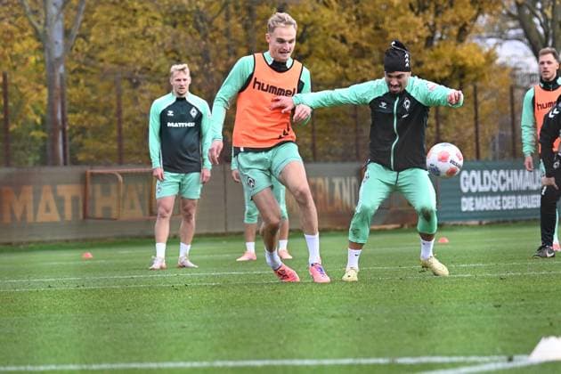 GER, 1.FBL, Werder Bremen Training 04.11.2025, Trainingsgelaende am WESERSTADION - Platz 4 5, Bremen, GER, 1.FBL, Werder Bremen Training Amos Pieper (Werder Bremen 05); Puertas Cameron (Werder Bremen 18;