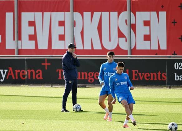 04.11.2025, xophax, Fussball , Champions - League , Bayer 04 Leverkusen Training vor dem Lissabon - Spiel Trainer Kasper Hjulmand beim Abschlusstraining ( Bayer 04 ) (DFL DFB REGULATIONS PROHIBIT ANY USE OF PHOTOGRAPHS as IMAGE SEQUENCES and or QUASI-VIDEO) Leverkusen