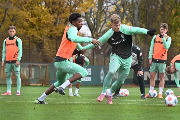 GER, 1.FBL, Werder Bremen Training 04.11.2025, Trainingsgelaende am WESERSTADION - Platz 4 5, Bremen, GER, 1.FBL, Werder Bremen Training Topp Keke (WerderË½BremenË½ 09); Skelly Alvero (Werder Bremen 28);