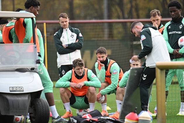 GER, 1.FBL, Werder Bremen Training 04.11.2025, Trainingsgelaende am WESERSTADION - Platz 4 5, Bremen, GER, 1.FBL, Werder Bremen Training RAPHAEL DUARTE (Co Trainer Werder Bremen) an der Taktiktafel Jens Stage (Werder Bremen 06); Marco Friedl (Werder Bremen 32 Kapitaen); Romano Schmid (Werder Bremen 20);