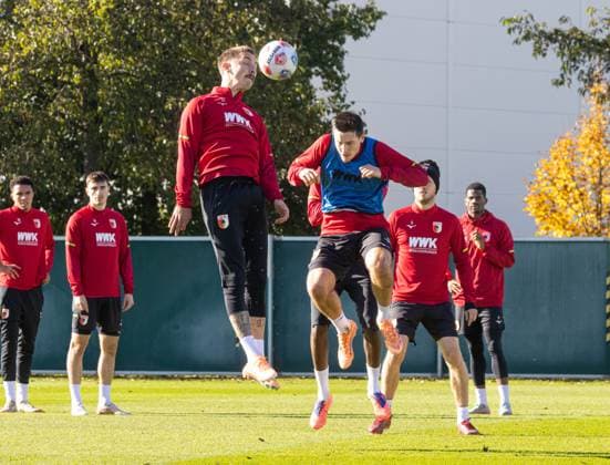 Kopfball Phillip Tietz (FC Augsburg 21) vor Keven Schlotterbeck (FC Augsburg 31); FC Augsburg, Training,