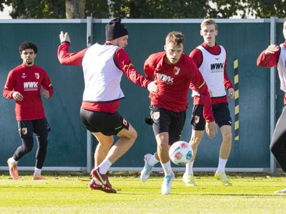 Jeffrey Gouweleeuw (FC Augsburg 6, li.) ist nach Verletzung wieder auf dem Trainingsplatz, im Zweikampf gegen Robin Fellhauer (FC Augsburg 19); FC Augsburg, Training,