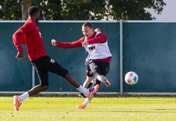 Phillip Tietz (FC Augsburg 21) Torschuß vor Chrislain Matsima (FC Augsburg 5); FC Augsburg, Training,