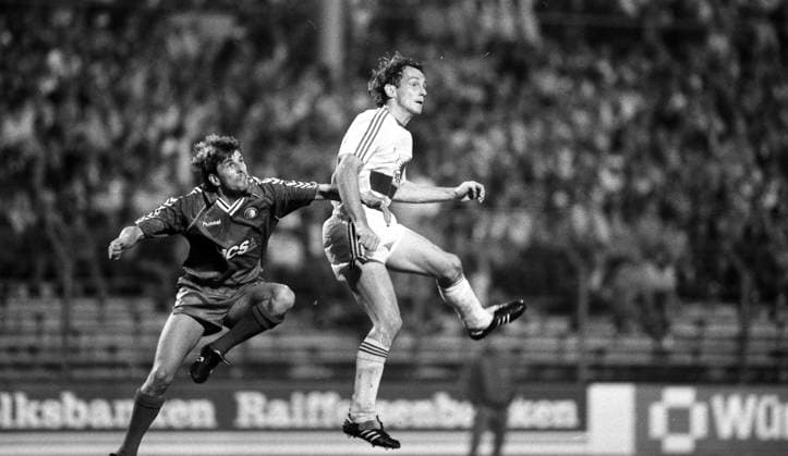 12.09.89 VfB Stuttgart - Feyenoord Rotterdam Deutschland, Stuttgart, 12.09.1989, Fussball, UEFA-Cup, Saison 1989 1990, VfB Stuttgart - Feyenoord Rotterdam (2:0): Jürgen Hartmann (VfB Stuttgart). *** 12 09 89 VfB Stuttgart Feyenoord Rotterdam Germany, Stuttgart, 12 09 1989, Soccer, UEFA Cup, Season 1989 1990, VfB Stuttgart Feyenoord Rotterdam 2 0 Jürgen Hartmann VfB Stuttgart