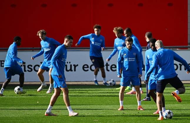 04.11.2025, xophax, Fussball , Champions - League , Bayer 04 Leverkusen Training vor dem Lissabon - Spiel (DFL DFB REGULATIONS PROHIBIT ANY USE OF PHOTOGRAPHS as IMAGE SEQUENCES and or QUASI-VIDEO) Leverkusen