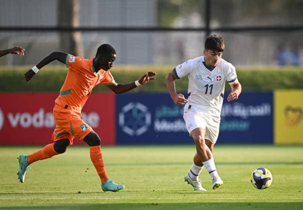 Fussball, Junioren U 17 WM 2025 Doha Katar Vorrunde 03.11.2025 Gruppe F Elfenbeinkueste - Schweiz Nevio Scherrer (re, Schweiz) gegen Kouassi Kouadio (li, Elfenbeinkueste)