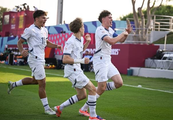 Fussball, Junioren U 17 WM 2025 Doha Katar Vorrunde 03.11.2025 Gruppe F Elfenbeinkueste - Schweiz JUBEL Schweiz; Torschuetze zum 0-1 Gil Zufferey, Mladen Mijajlovic und Nevio Scherrer (v.li.)