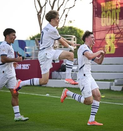 Fussball, Junioren U 17 WM 2025 Doha Katar Vorrunde 03.11.2025 Gruppe F Elfenbeinkueste - Schweiz JUBEL Schweiz; Torschuetze zum 0-1 Gil Zufferey, Mladen Mijajlovic und Nevio Scherrer (v.li.)