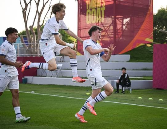 Fussball, Junioren U 17 WM 2025 Doha Katar Vorrunde 03.11.2025 Gruppe F Elfenbeinkueste - Schweiz JUBEL Schweiz; Torschuetze zum 0-1 Gil Zufferey, Mladen Mijajlovic und Nevio Scherrer (v.li.)