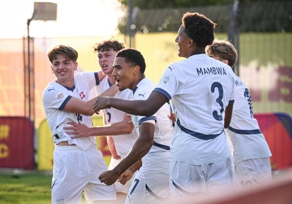 Fussball, Junioren U 17 WM 2025 Doha Katar Vorrunde 03.11.2025 Gruppe F Elfenbeinkueste - Schweiz TEAMJUBEL Schweiz; Erblin Sadikaj, Torschuetze zum 0-1 Gil Zufferey, Giacomo Koloto, Olivier Mambwa (v.li.)