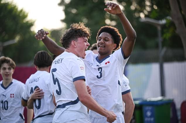 Fussball, Junioren U 17 WM 2025 Doha Katar Vorrunde 03.11.2025 Gruppe F Elfenbeinkueste - Schweiz TEAMJUBEL Schweiz; Torschuetze zum 0-1 Gil Zufferey (Mitte) und Olivier Mambwa (re)