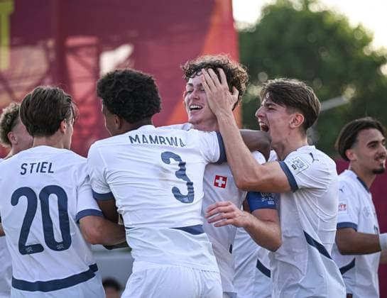 Fussball, Junioren U 17 WM 2025 Doha Katar Vorrunde 03.11.2025 Gruppe F Elfenbeinkueste - Schweiz TEAMJUBEL Schweiz; Jill Stiel, Olivier Mambwa, Torschuetze zum 0-1 Gil Zufferey und Erblin Sadikaj (v.li.)