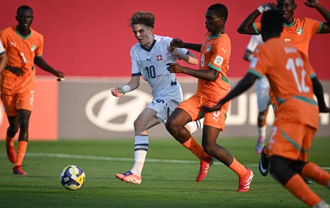 Fussball, Junioren U 17 WM 2025 Doha Katar Vorrunde 03.11.2025 Gruppe F Elfenbeinkueste - Schweiz Mladen Mijajlovic (Mitte, Schweiz) gegen Daan Yoboue (re, Elfenbeinkueste)